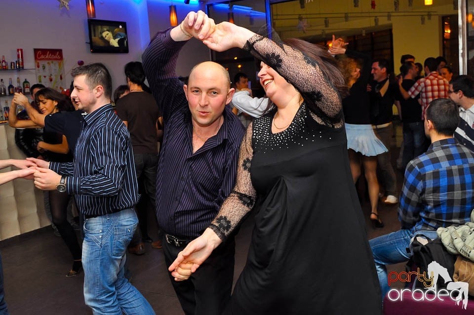 Vineri seara dansăm în Blondy's Art Café, 