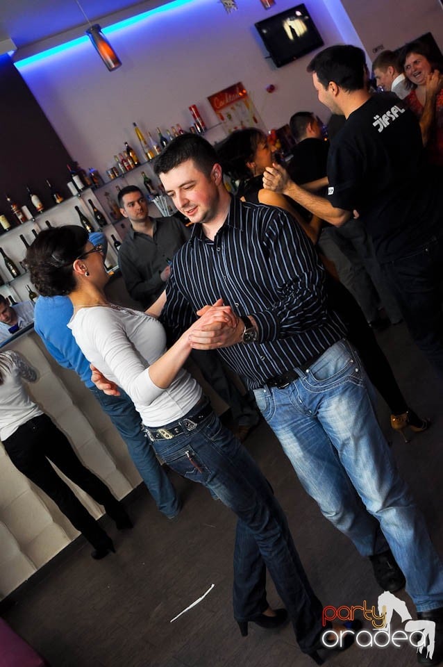 Vineri seara dansăm în Blondy's Art Café, 