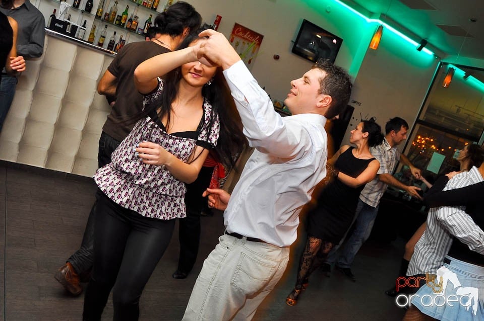 Vineri seara dansăm în Blondy's Art Café, 