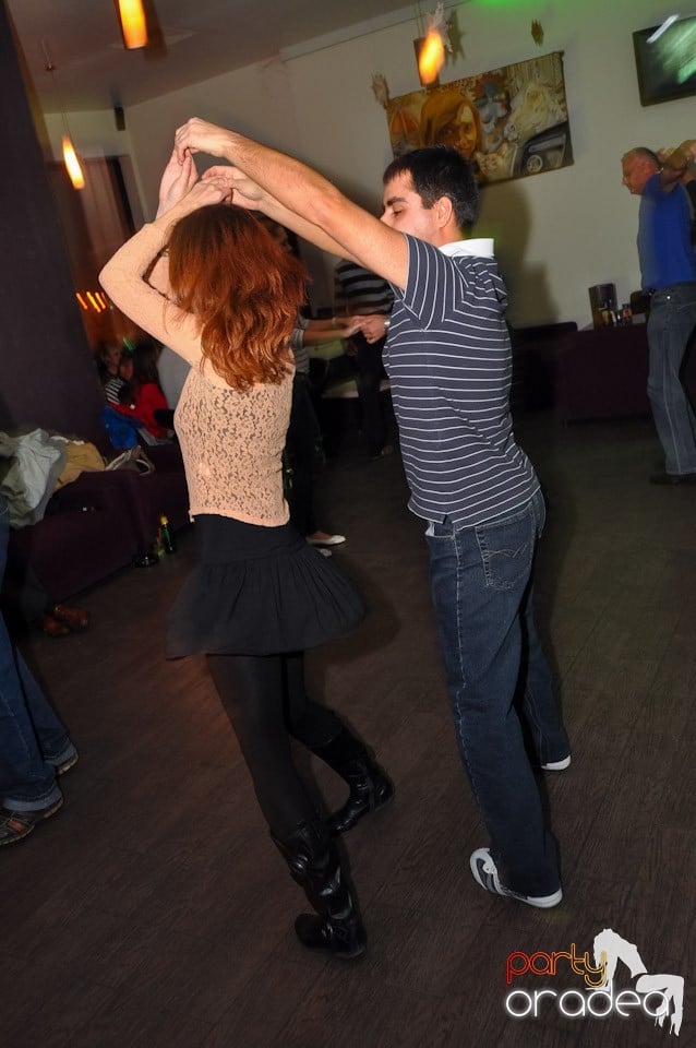 Vineri seara dansăm în Blondy's, 