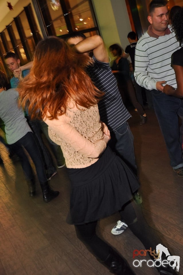 Vineri seara dansăm în Blondy's, 