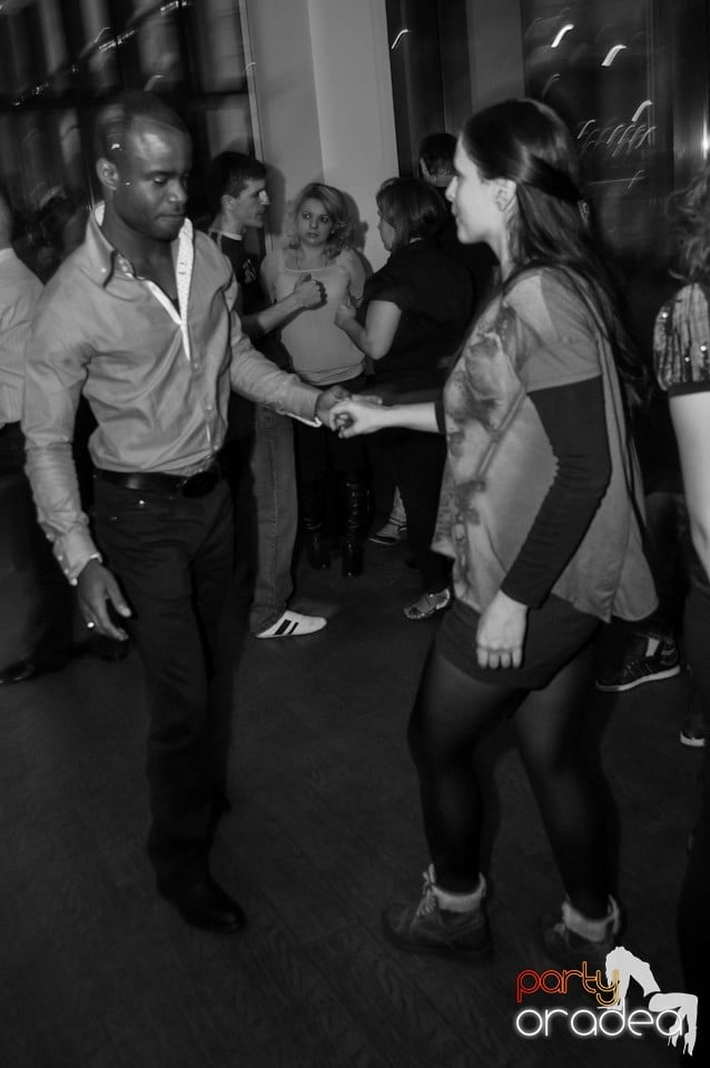 Vineri seara dansăm în Blondy's, 