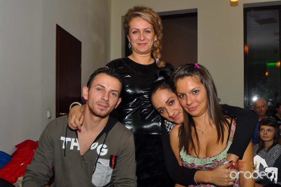 Vineri seara dansăm în Blondy's, 