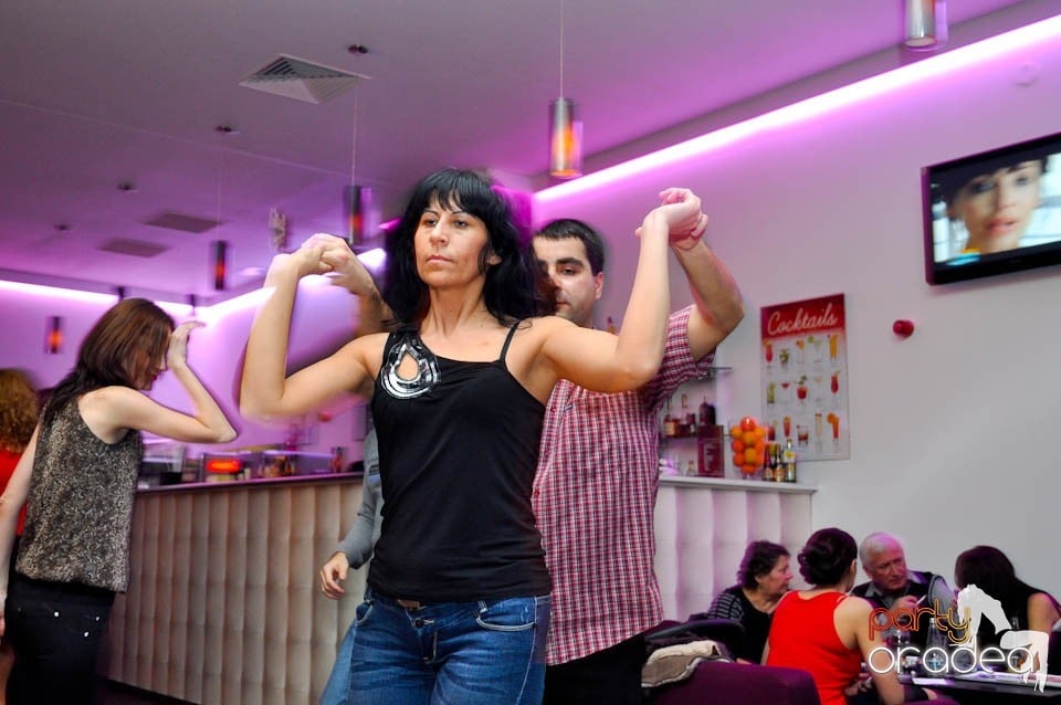 Vineri seara dansăm în Blondy's, 
