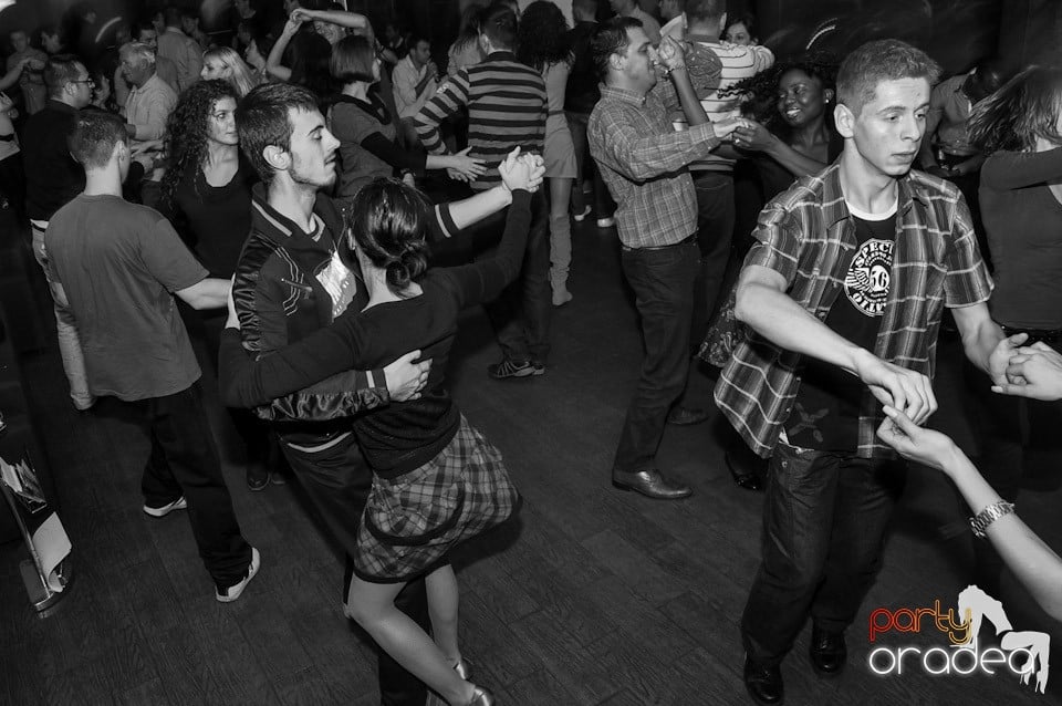 Vineri seara dansăm în Blondy's, 