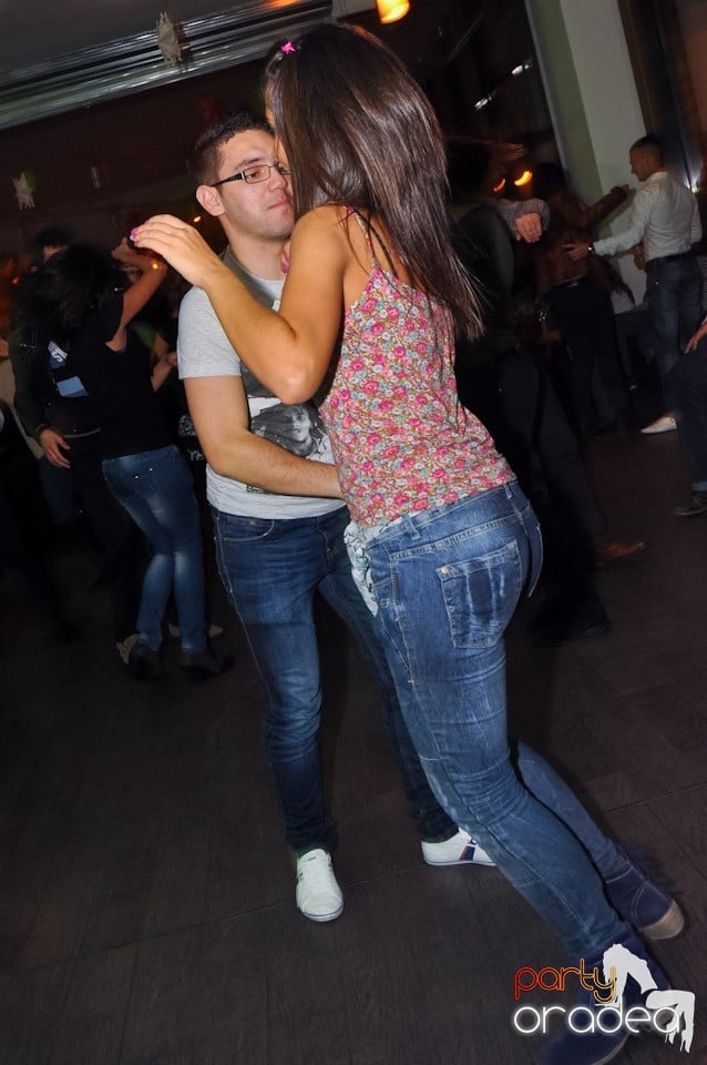 Vineri seara dansăm în Blondy's, 