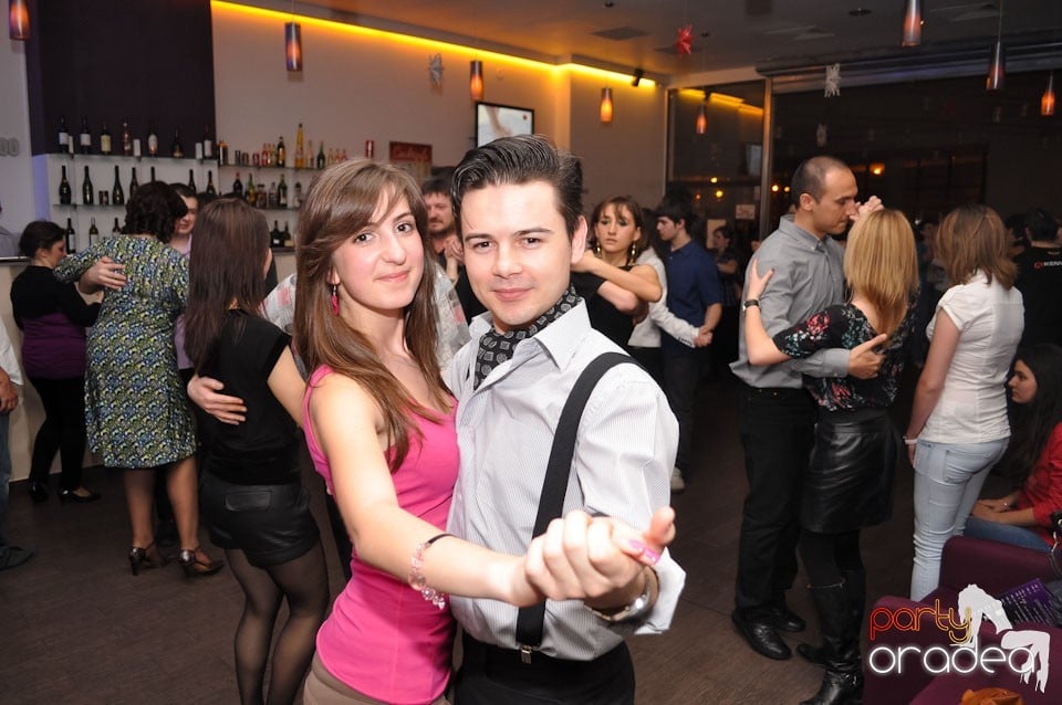 Vineri seara dansăm în Blondy's, 