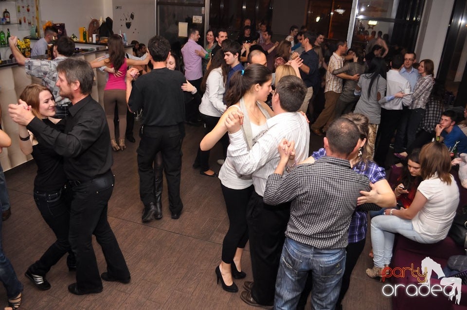 Vineri seara dansăm în Blondy's, 