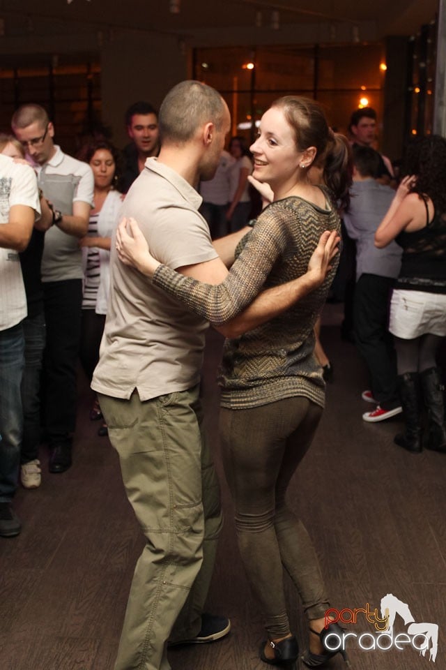 Vineri seara dansăm în Blondy's, 