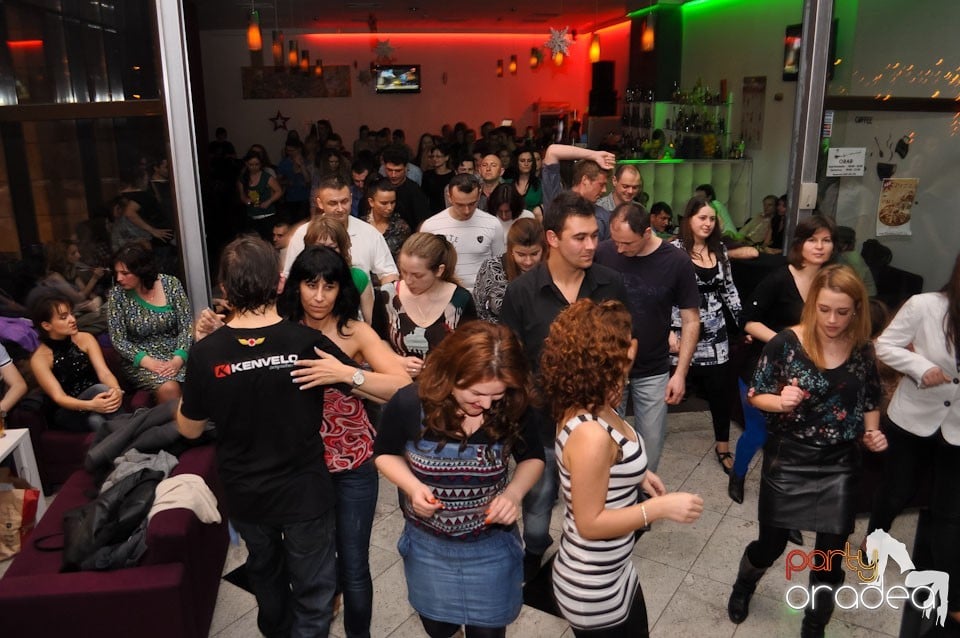 Vineri seara dansăm în Blondy's, 