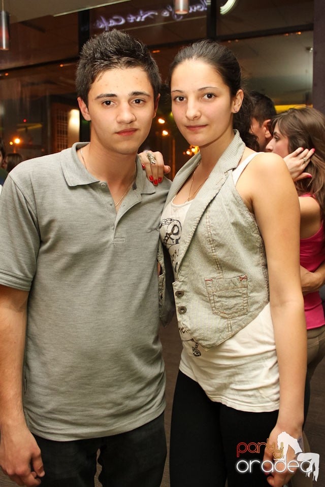 Vineri seara dansăm în Blondy's, 