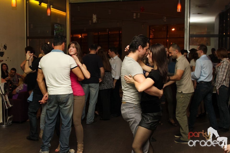 Vineri seara dansăm în Blondy's, 