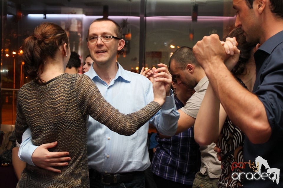 Vineri seara dansăm în Blondy's, 