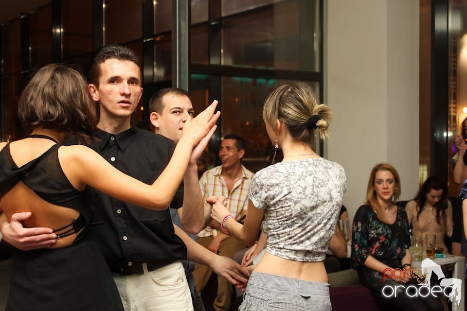 Vineri seara dansăm în Blondy's, 