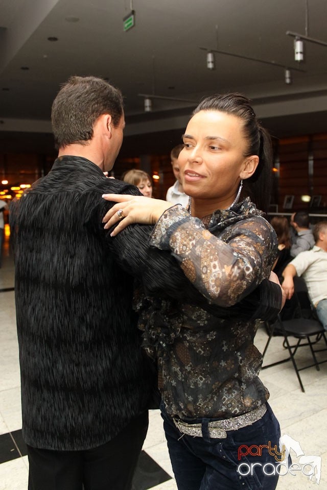 Vineri seara dansăm în Blondy's, 