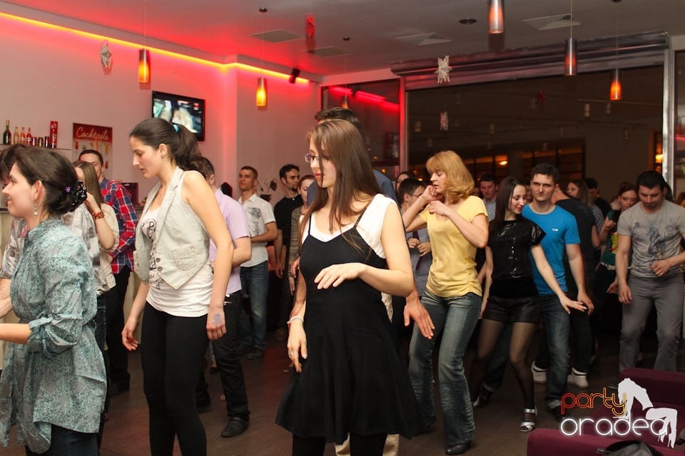 Vineri seara dansăm în Blondy's, 