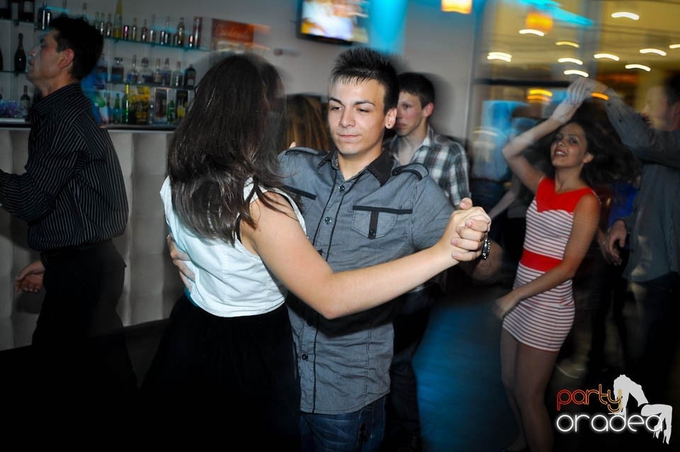 Vineri seara dansăm în Blondy's, 