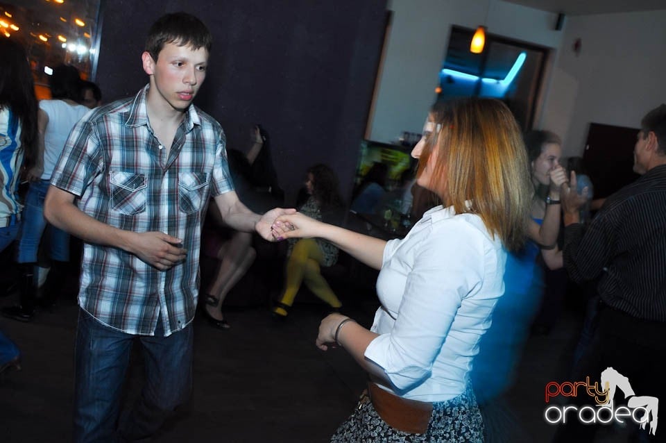 Vineri seara dansăm în Blondy's, 