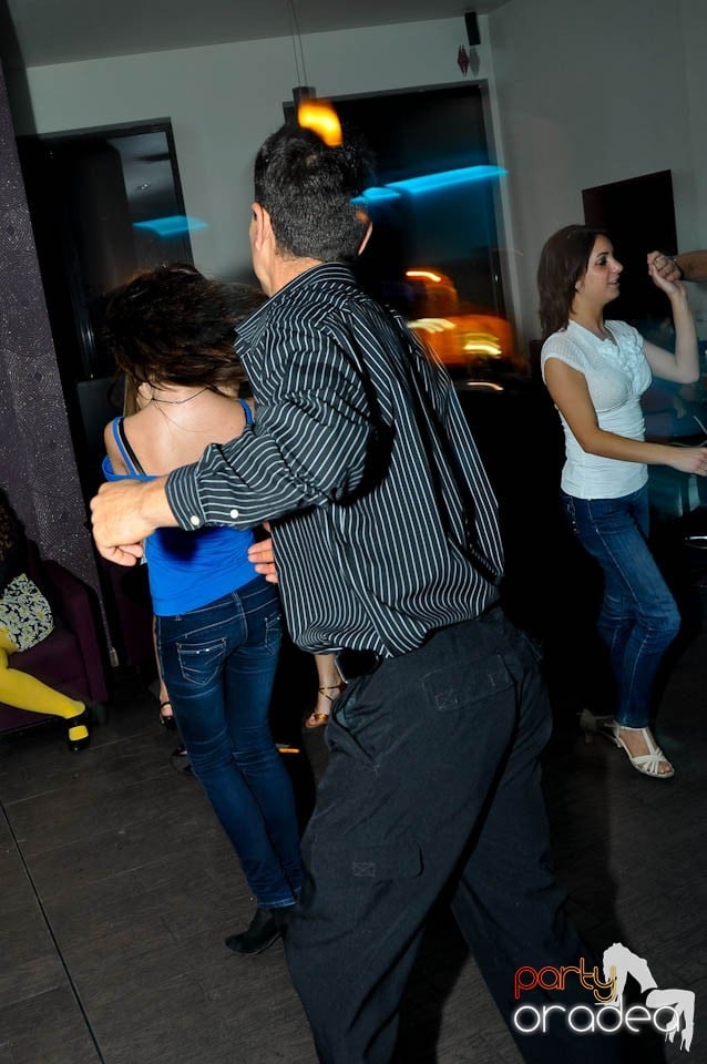 Vineri seara dansăm în Blondy's, 