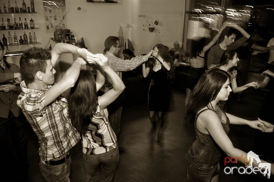 Vineri seara dansăm în Blondy's, 