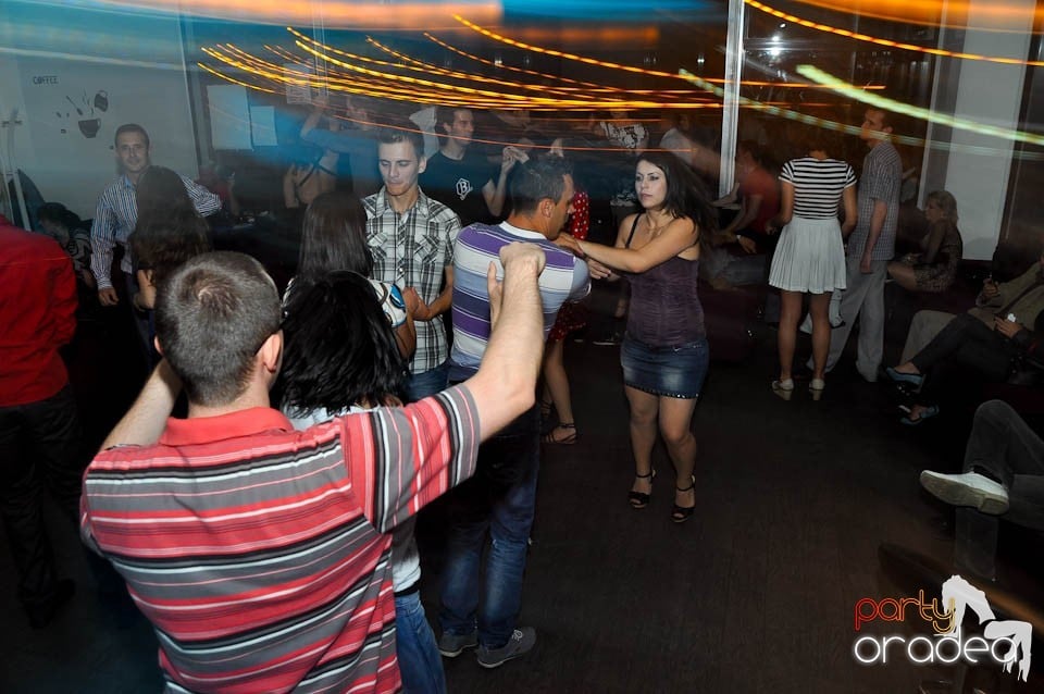 Vineri seara dansăm în Blondy's, 