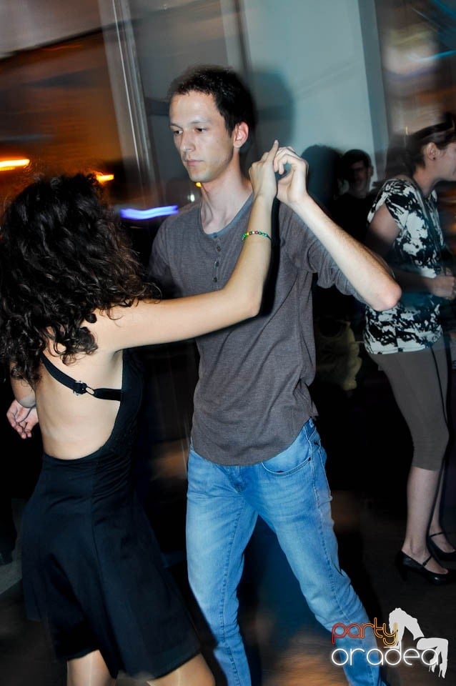 Vineri seara dansăm în Blondy's, 