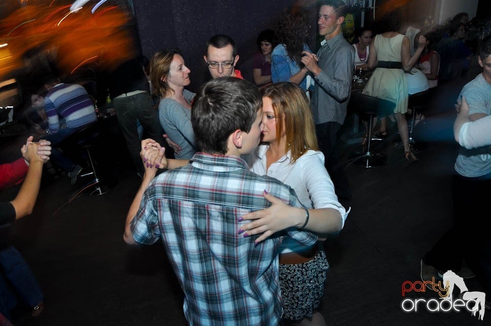 Vineri seara dansăm în Blondy's, 