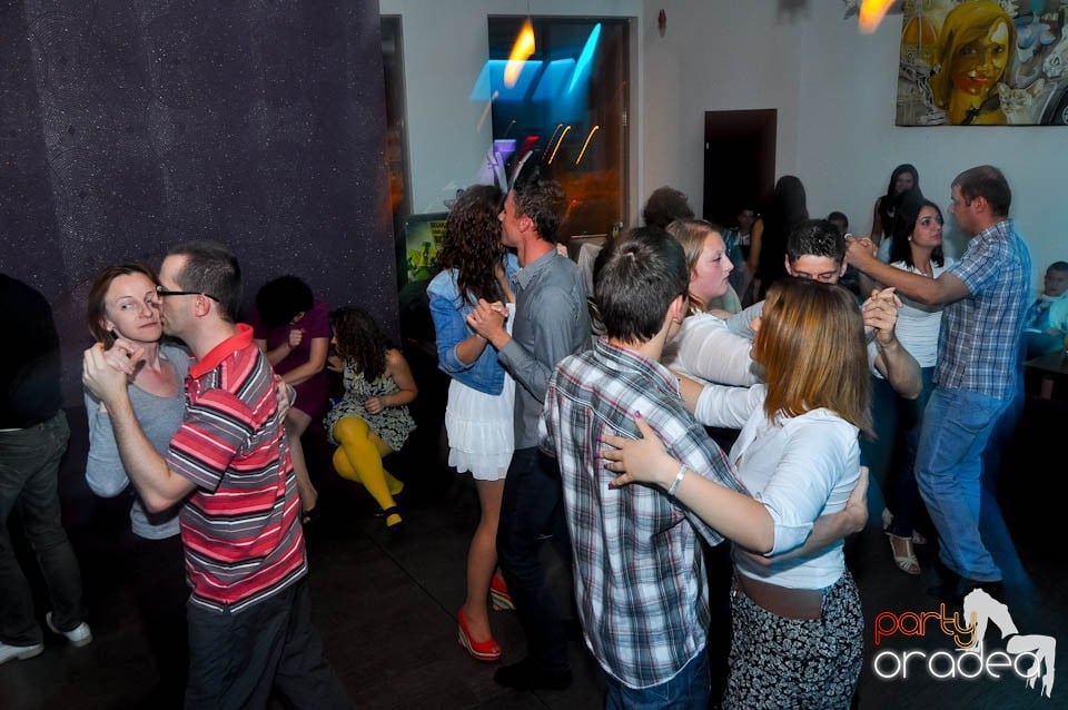 Vineri seara dansăm în Blondy's, 