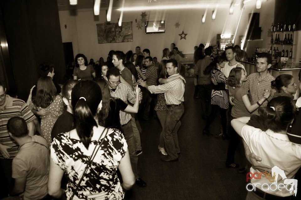 Vineri seara dansăm în Blondy's, 