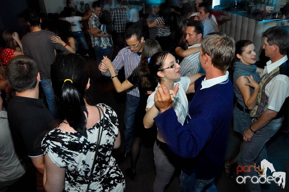 Vineri seara dansăm în Blondy's, 