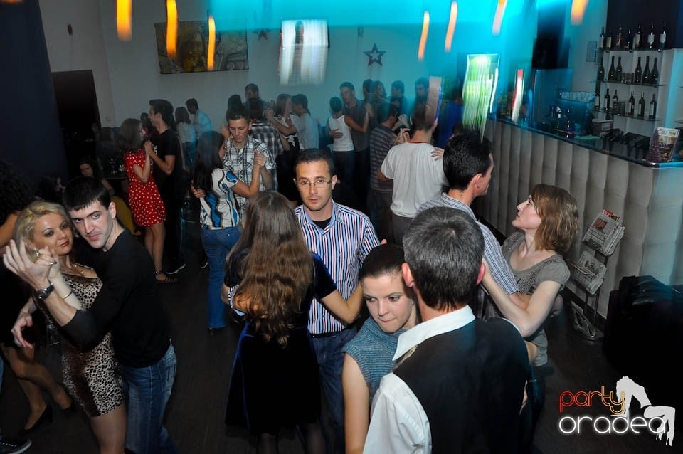 Vineri seara dansăm în Blondy's, 