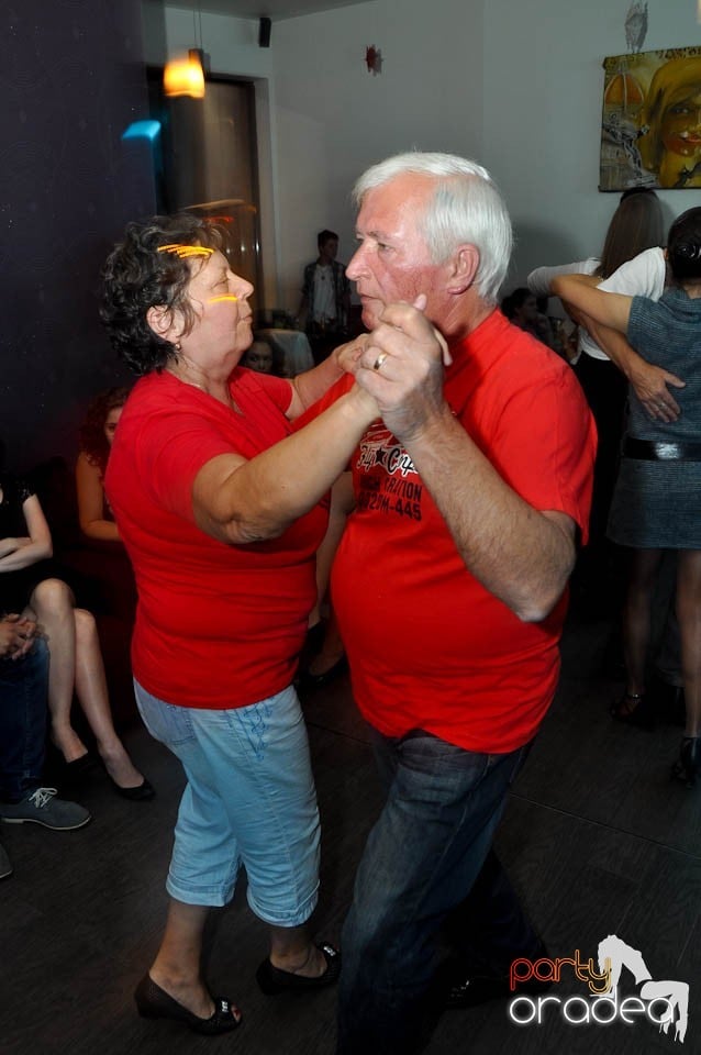 Vineri seara dansăm în Blondy's, 