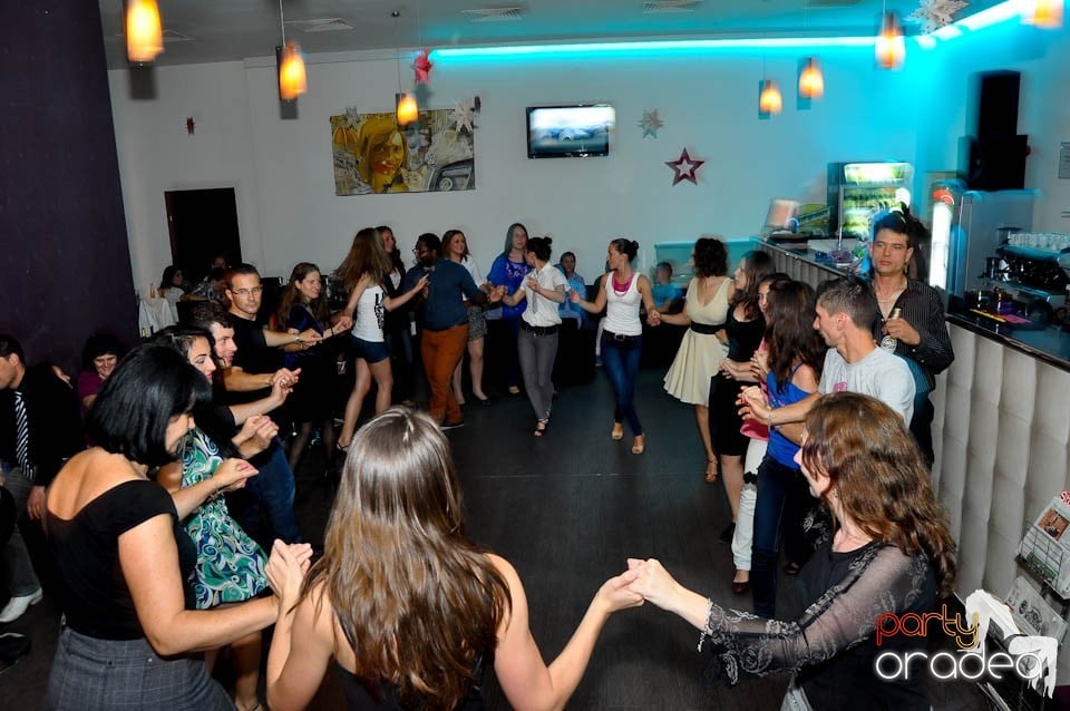 Vineri seara dansăm în Blondy's, 