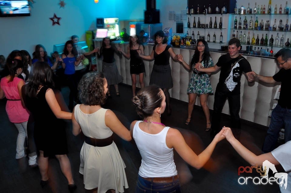 Vineri seara dansăm în Blondy's, 