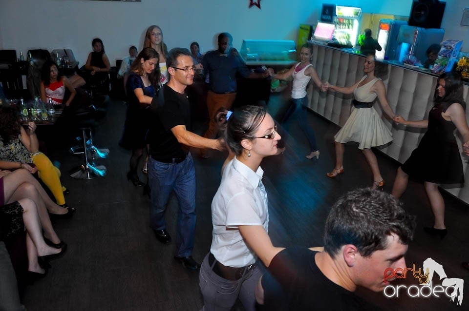 Vineri seara dansăm în Blondy's, 