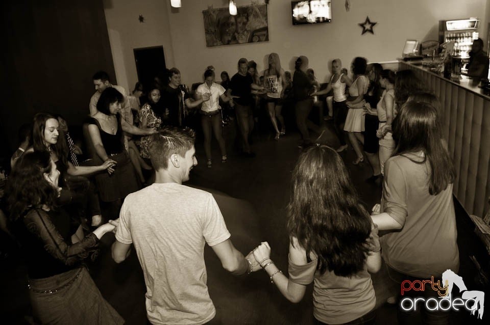 Vineri seara dansăm în Blondy's, 