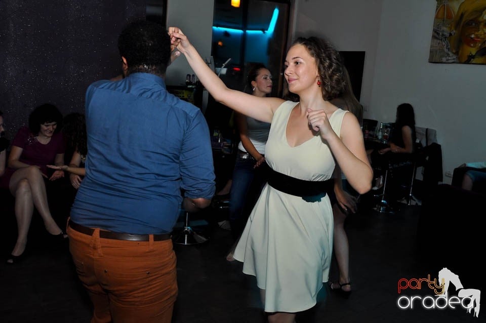 Vineri seara dansăm în Blondy's, 