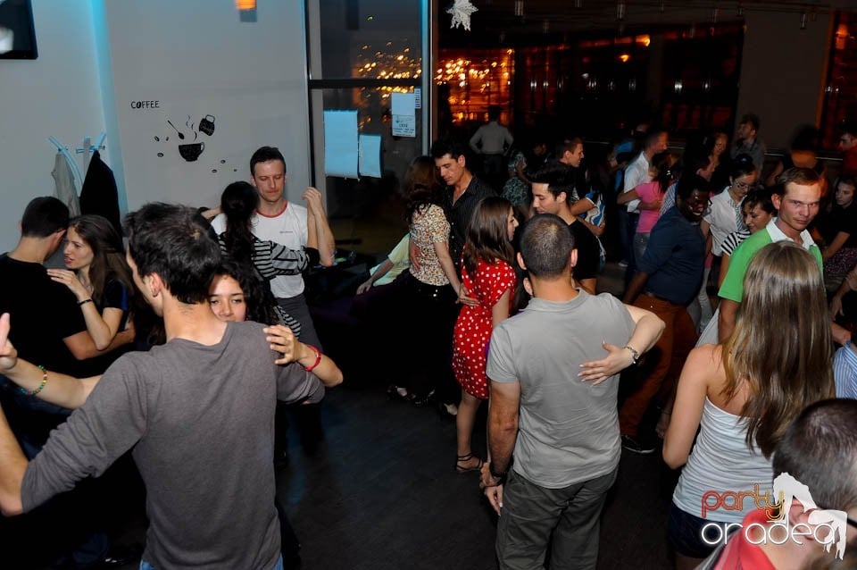 Vineri seara dansăm în Blondy's, 