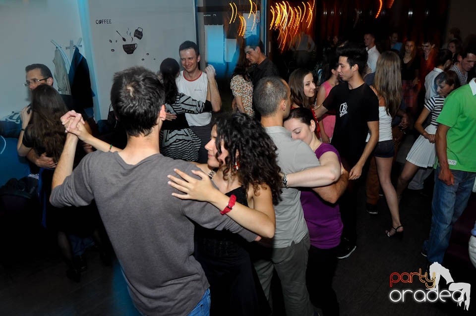 Vineri seara dansăm în Blondy's, 