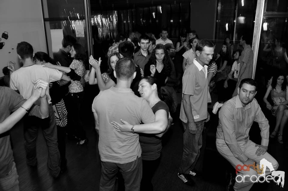 Vineri seara dansăm în Blondy's, 