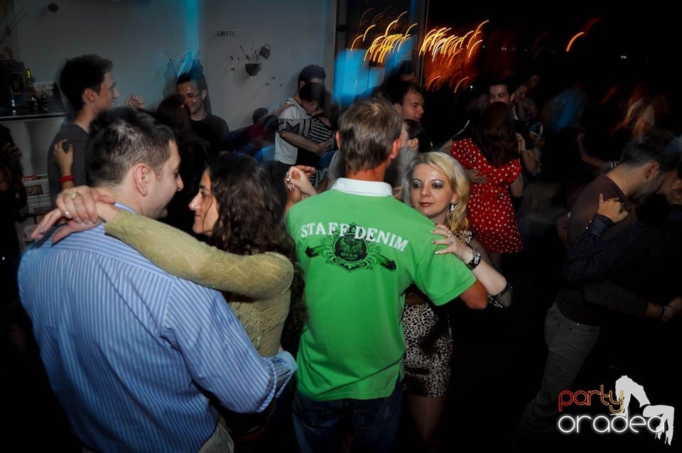 Vineri seara dansăm în Blondy's, 