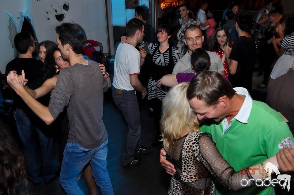 Vineri seara dansăm în Blondy's, 