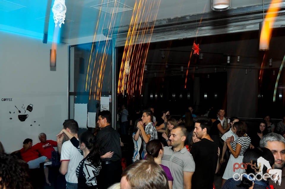 Vineri seara dansăm în Blondy's, 