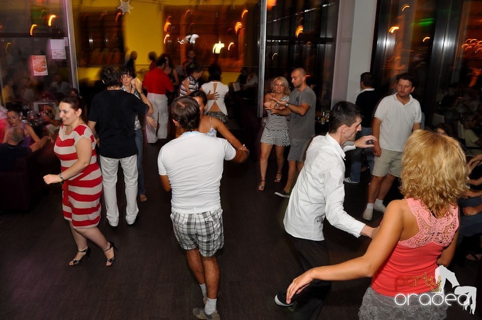 Vineri seara dansăm în Blondy's, 