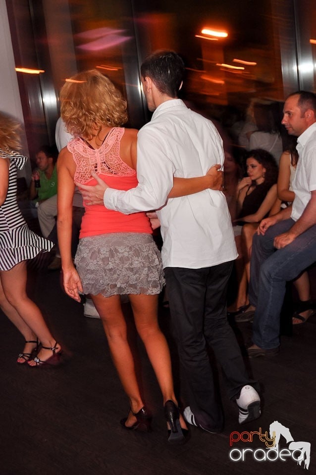 Vineri seara dansăm în Blondy's, 