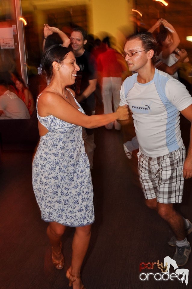 Vineri seara dansăm în Blondy's, 