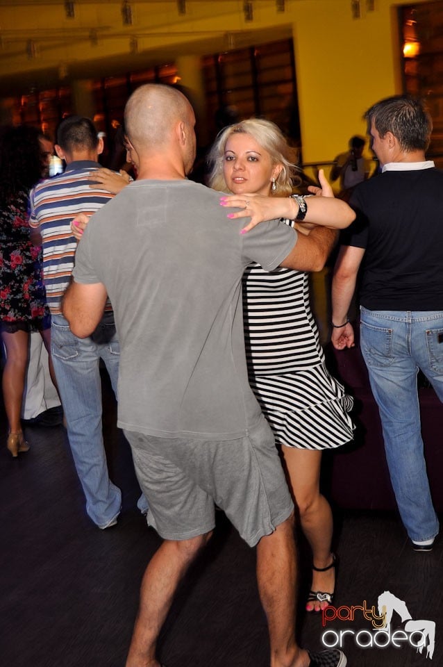 Vineri seara dansăm în Blondy's, 