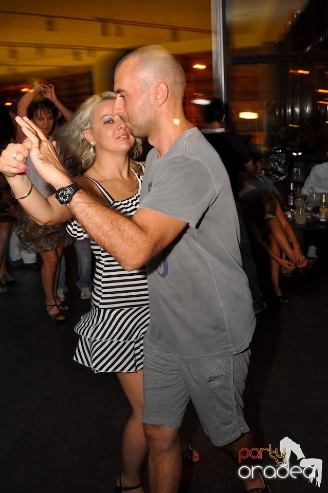 Vineri seara dansăm în Blondy's, 