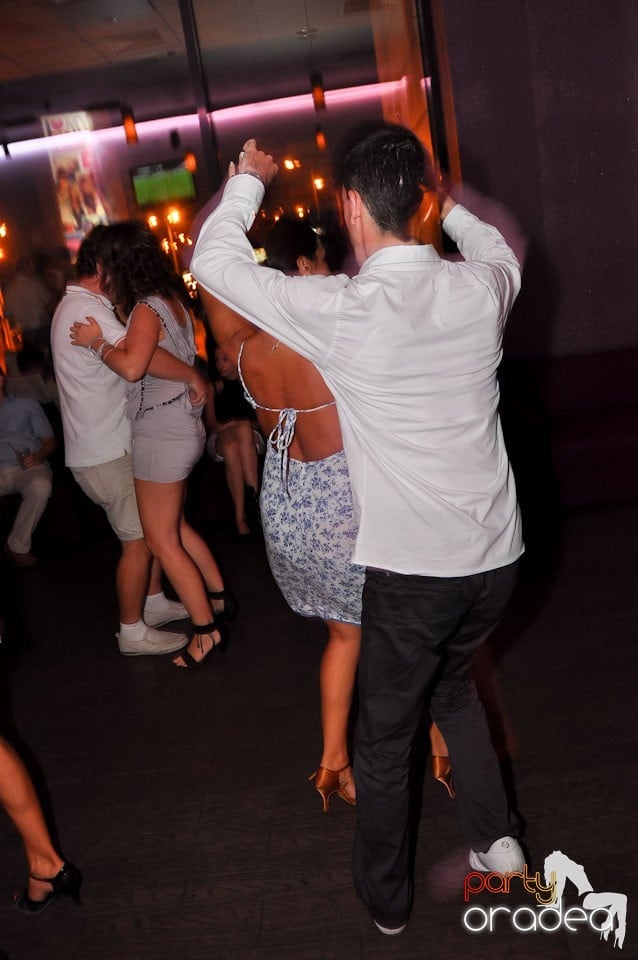 Vineri seara dansăm în Blondy's, 