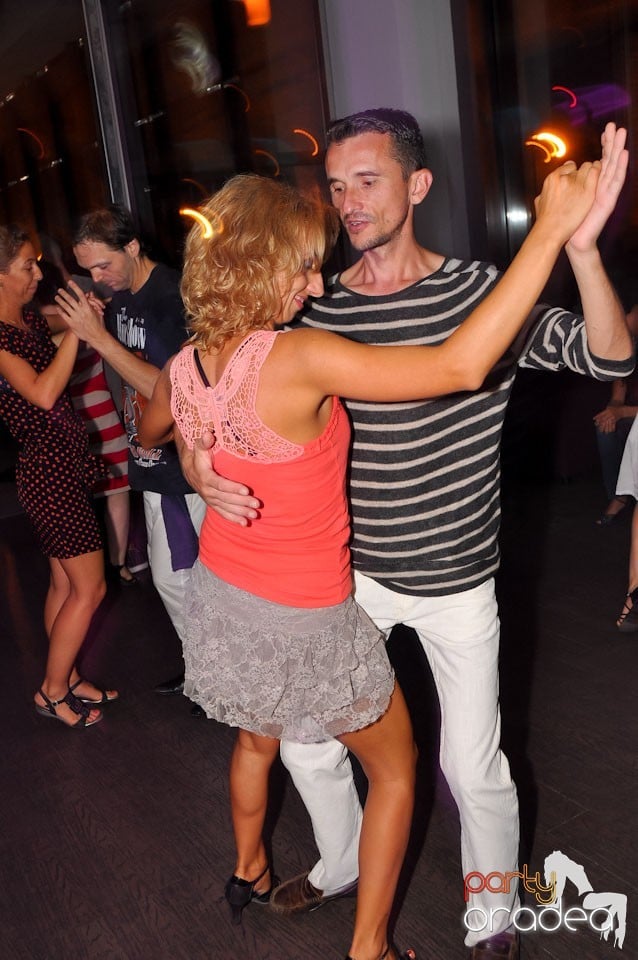 Vineri seara dansăm în Blondy's, 